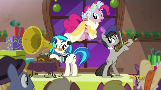 1153990__safe_pinkiepie_screencap_vinylscratch_octaviamelody_djpon-dash-3_discoveryfamilylogo_spoiler-colon-s06e08_ahearthswarmingtail_violin